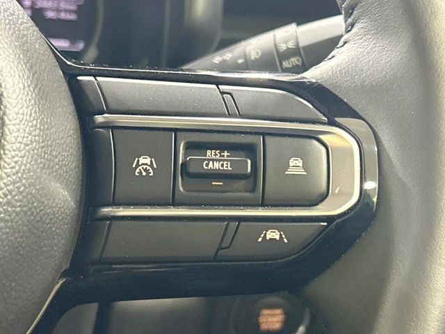 【アダプティブクルーズコントロール】高速道路での長距離走行が楽に!!自動で速度を保つクルーズコントロールが、衝突軽減システムと連携し、前方の車両を感知して車間を保つように速度調節してくれます!!