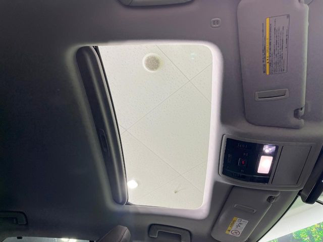 【サンルーフ】開放感たっぷりの希少装備、サンルーフが装着されています!車内に明かりを取り入れたり景色を楽しむ以外にも、車内の空気も簡単に換気できて快適です!