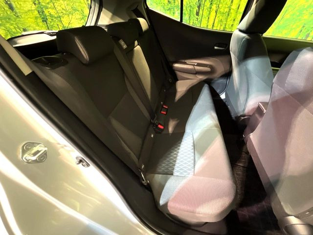 後部座席も気になるようなキズ・汚れやへたり等、大きなダメージはなく、良好な状態です。