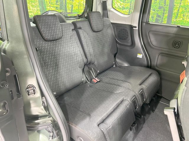 後部座席も気になるようなキズ・汚れやへたり等、大きなダメージはなく、良好な状態です。