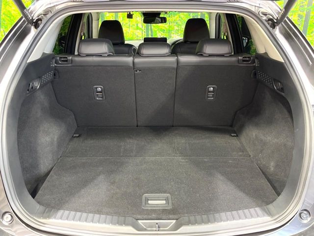 ラゲッジルームは、大容量のスペースを確保。普段のお買い物からレジャーまで、幅広く活躍してくれます!また、リアシートを倒すことでバリエーション豊かにお使いいただけます。