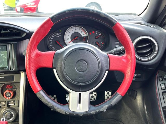 �y�����v�����X�e�A�����O�z�㎿�Ȋv���g�p���邱�ƂŁA��ɂ����������݂ƂĂ��^�]���₷���n���h���ł���