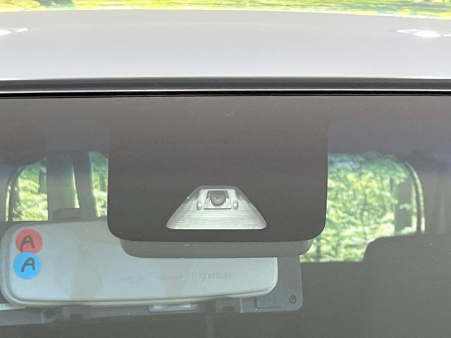 【スマートアシスト】走行中に前方の車両等を認識し、衝突しそうな時は警報とブレーキで衝突回避と被害軽減をアシスト。より安全にドライブをお楽しみいただけます。