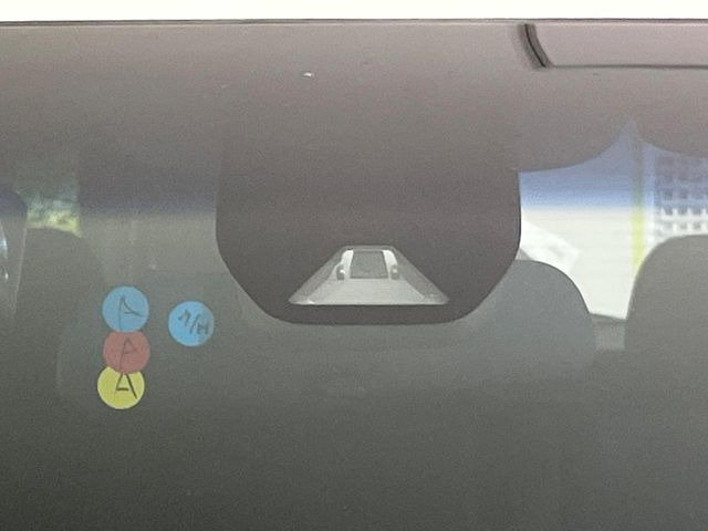 �y�z���_�Z���V���O�z���s���ɑO���̎ԗ�����F�����A�Փ˂������Ȏ��͌x��ƃu���[�L�ŏՓˉ���Ɣ�Q�y�����A�V�X�g�B�����S�Ƀh���C�u�����y���݂��������܂��B