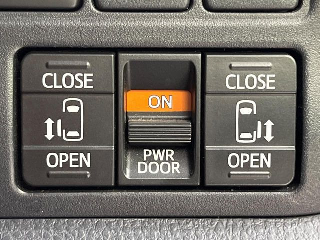 【両側パワースライドドア】スマートキーや運転席のスイッチで後席両側スライドドアの開閉が可能♪電動だから力を入れてドアを開ける必要が無く、小さなお子様でも簡単に開け閉めでき快適です♪