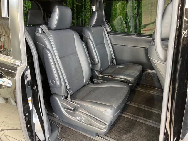 後部座席も気になるようなキズ・汚れやへたり等、大きなダメージはなく、良好な状態です。