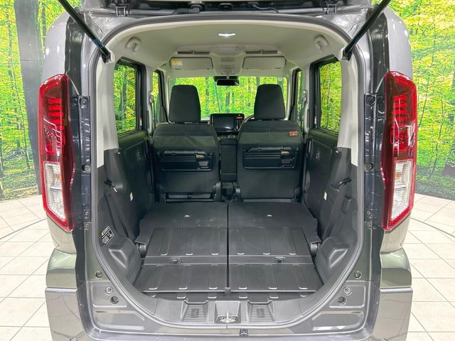 後席を格納すると、これだけの広さが!シーンに合わせたシートアレンジで、大きな荷物も積むことが出来ます♪