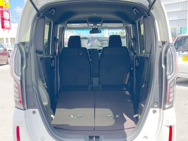 ���i�̂���������ʋ΁A���}���ɏ\���ȉ׎��X�y�[�X���m�ۂ��Ă���܂��B�Z�J���h�V�[�g��|���ƁA�傫�ȉו��̐ύڂ��\�ł���