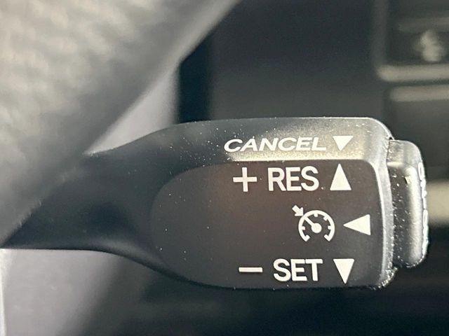 【クルーズコントロール】高速道路もラクラク走行。アクセルを離しても一定速度で走行ができ、長距離運転時の負担を軽減!加速・減速も簡単なスイッチ操作で調整できます。