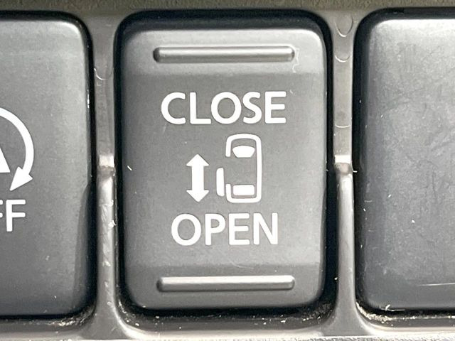 【パワースライドドア】スマートキーや運転席のスイッチで後席片側スライドドアの開閉が可能♪電動だから力を入れてドアを開ける必要が無く、小さなお子様でも簡単に開け閉めでき快適です♪