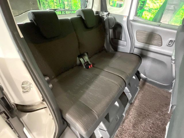 後部座席も気になるようなキズ・汚れやへたり等、大きなダメージはなく、良好な状態です。