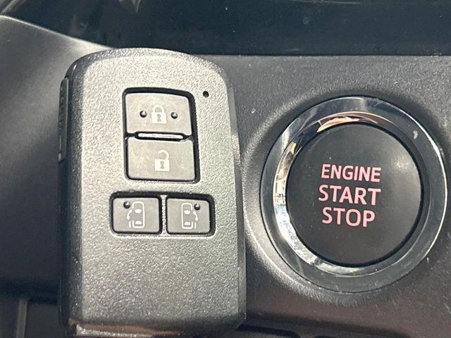 【スマートキー】カバンやポケットに入れたままでもドアの施錠・解錠が可能なスマートキーを装備。エンジンのオン・オフ時もカギを取り出す必要が無いからとっても便利です♪