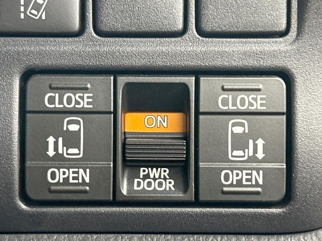 【両側パワースライドドア】スマートキーや運転席のスイッチで後席両側スライドドアの開閉が可能♪電動だから力を入れてドアを開ける必要が無く、小さなお子様でも簡単に開け閉めでき快適です♪
