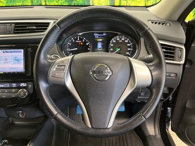 �C���e���A�ɍ��킹���f�U�C���̃X�e�A�����O�́A�^�]�������̂��Ƃ��l���A�^�]���₷���`��A�傫���ł��B�����x�A���ۂɐG���Ă��m���߂��������B