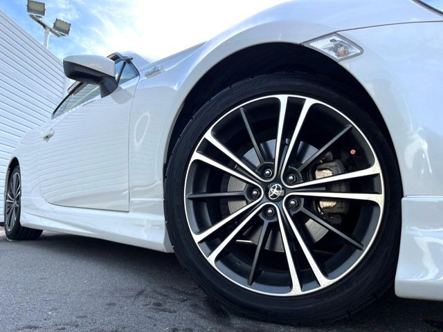 �y����17�C���`�A���~�z�C�[���z�O�ςɃ}�b�`���������A���~�z�C�[���𑕒����Ă���܂��B�e��ЊO�A���~�z�C�[����A�X�^�b�h���X�^�C�����戵�����Ă���܂��B���񂲑��k����������