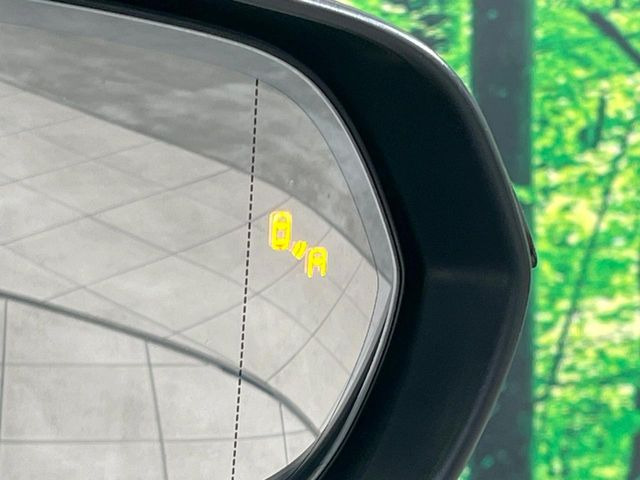【ブラインドスポットモニター】走行中、ドアミラーの死角になりやすい箇所に後続車が接近するとサイドミラーのレンズに警告を表示!ドライバーに注意喚起をしてくれます。