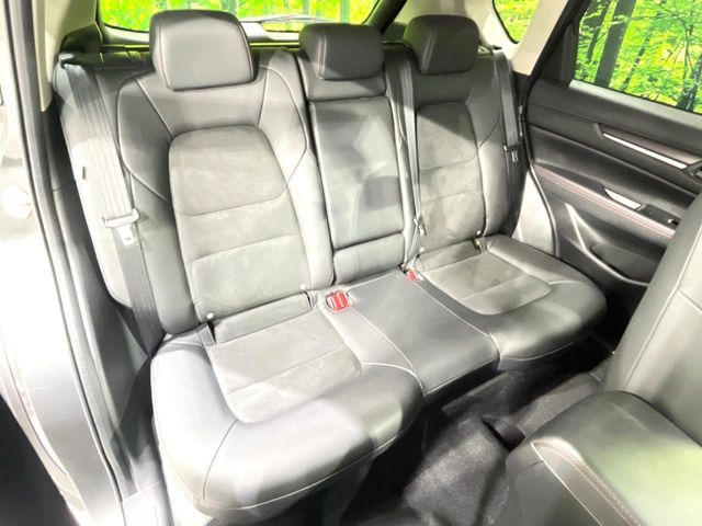 後部座席も気になるようなキズ・汚れやへたり等、大きなダメージはなく、良好な状態です。