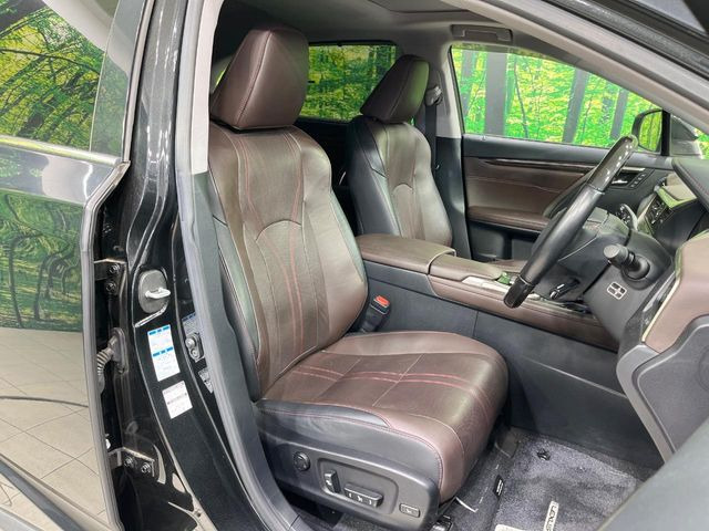 【ブラウンレザーシート】デザイン性が高く、高級感のある茶革シート。常に体に触れる部分だから、座り心地の良さにはこだわりたいですね♪汚れの付着や劣化を抑制する内装コーティング施工もおススメですよ♪