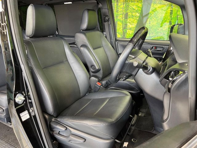 【合皮レザーシート】汚れのふき取りが容易でメンテナンスもが簡単な、機能性に優れる合成皮革を採用した上質なシートです。座り心地もよく、高級感あふれる心地良い車内空間を演出してくれます。