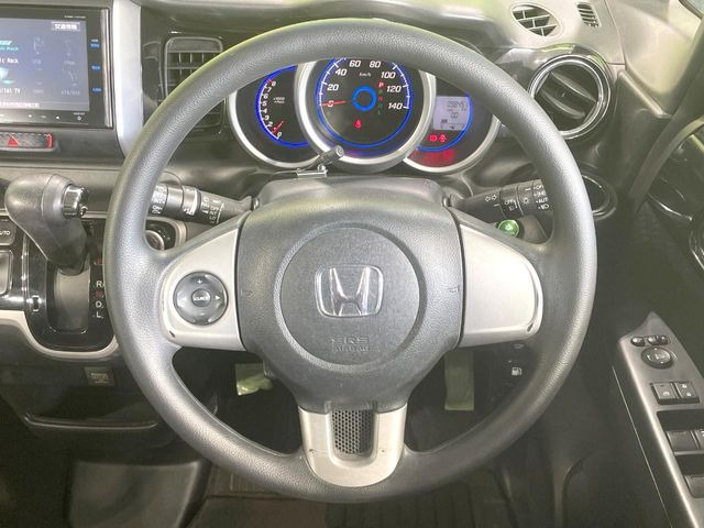 �C���e���A�ɍ��킹���f�U�C���̃X�e�A�����O�́A�^�]�������̂��Ƃ��l���A�^�]���₷���`��A�傫���ł��B�����x�A���ۂɐG���Ă��m���߂��������B