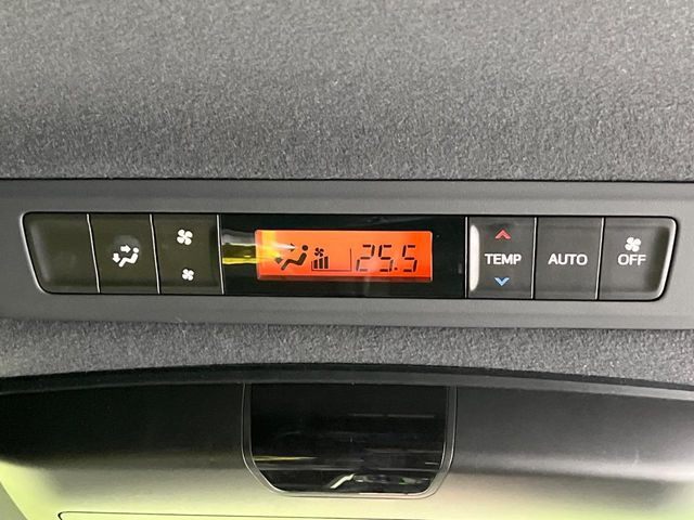 【リアオートエアコン】広い後部座席には必須の機能!風量や温度を自動で調整し前席と同様な車内環境にしてくれるリアオートエアコンを装備。夏の暑さも冬の寒さもストレスなく快適にお過ごしいただけます♪