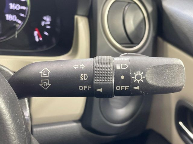 【オートライト】周りの明るさに応じて自動でヘッドライトの点灯・消灯ができる機能です!ライトの付け忘れ・消し忘れなどが無くなり、雨の日や夕方の走行も安心!トンネル通過時も便利ですね♪