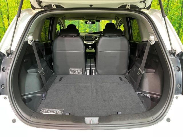 積み下ろしのしやすいデッキにはたっぷりと荷物を積み込んでいただけます。遊びから仕事まで、様々なシーンで頼れます♪