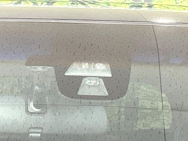 �y�z���_�Z���V���O�z���s���ɑO���̎ԗ�����F�����A�Փ˂������Ȏ��͌x��ƃu���[�L�ŏՓˉ���Ɣ�Q�y�����A�V�X�g�B�����S�Ƀh���C�u�����y���݂��������܂��B