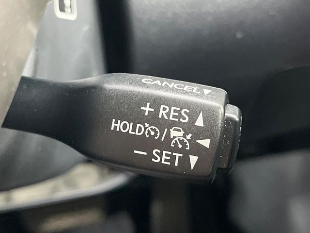 【レーダークルーズコントロール】高速道路での長距離走行が楽に!!自動で速度を保つクルーズコントロールが、衝突軽減システムと連携し、前方の車両を感知して車間を保つように速度調節してくれます!!