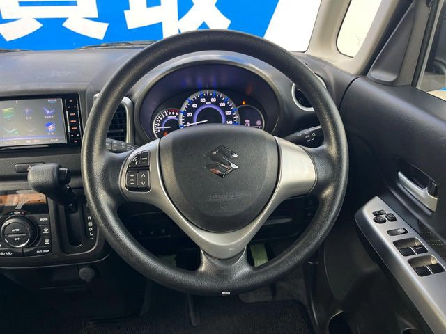 �C���e���A�ɍ��킹���f�U�C���̃X�e�A�����O�́A�^�]�������̂��Ƃ��l���A�^�]���₷���`��A�傫���ł��B�����x�A���ۂɐG���Ă��m���߂��������B