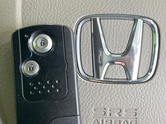 �yHonda�X�}�[�g�L�[�z�J�o����|�P�b�g�ɓ��ꂽ�܂܂ł��h�A�̎{���E�������\�ȃX�}�[�g�L�[�𑕔��B�G���W���̃I���E�I�t�����J�M�����o���K�v����������Ƃ��Ă��֗��ł���