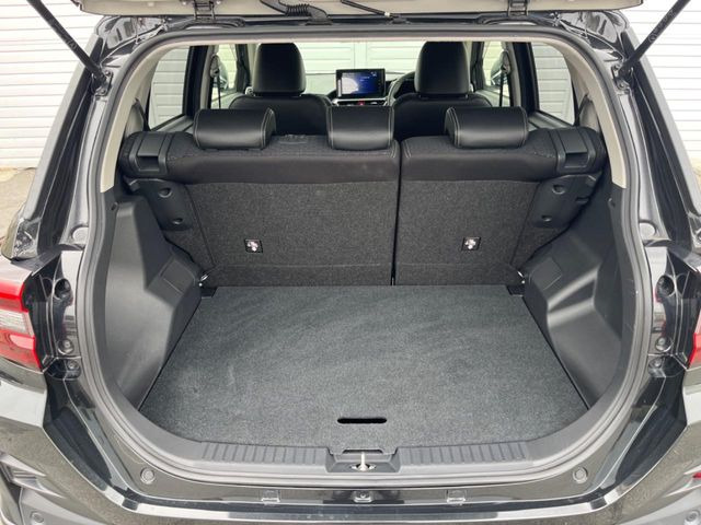 ���i�̂���������ʋ΁A���}���ɏ\���ȉ׎��X�y�[�X���m�ۂ��Ă���܂��B�Z�J���h�V�[�g��|���ƁA�傫�ȉו��̐ύڂ��\�ł���