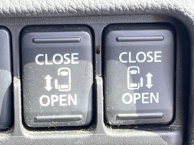 【両側パワースライドドア】スマートキーや運転席のスイッチで後席両側スライドドアの開閉が可能♪電動だから力を入れてドアを開ける必要が無く、小さなお子様でも簡単に開け閉めでき快適です♪