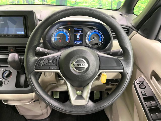 インテリアに合わせたデザインのステアリングは、運転される方のことも考え、運転しやすい形状、大きさです。是非一度、実際に触ってお確かめください。