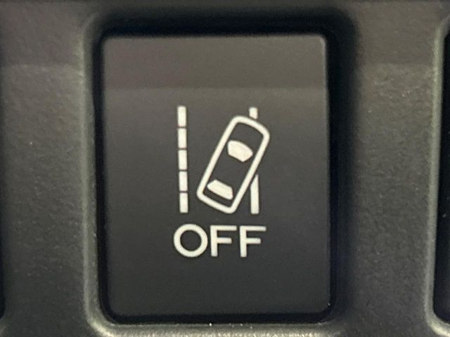 【車線逸脱警報】道路上の白(黄)線を認識し、意図せず走行中の車線からはみ出しそうになった時、メーター内の警告灯とブザーで注意喚起してくれる安心・安全機能です♪