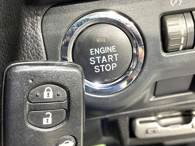 【アクセスキー&プッシュスタート】カバンやポケットに入れたままでもドアの施錠・解錠が可能なスマートキーを装備。エンジンのオン・オフ時もカギを取り出す必要が無く、ボタンをプッシュするだけでOK♪