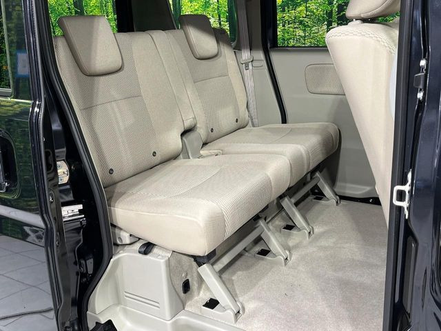 後部座席も気になるようなキズ・汚れやへたり等、大きなダメージはなく、良好な状態です。