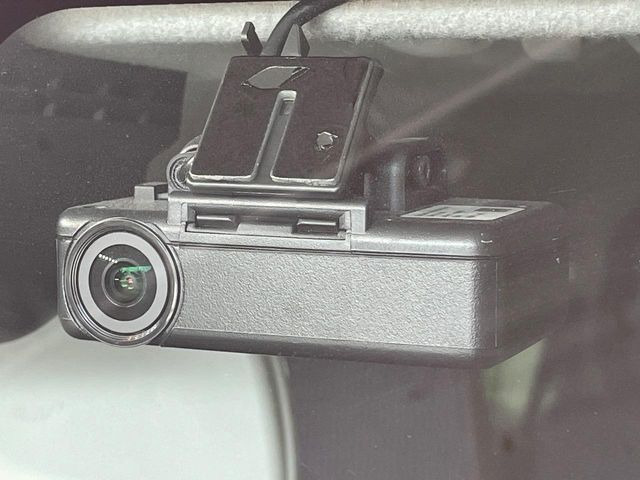 【ドライブレコーダー】安心・安全なカーライフに必須のドライブレコーダーを装備!走行中はもちろん、あおり運転や事故に遭遇した際の状況も映像で記録し、万一のリスクに備えます。