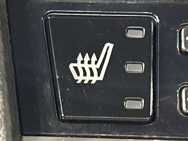 【前席+後席シートヒーター】寒い日に重宝するシートヒーターを後席にも装備!エアコンより早く温まってくれるので寒がりの人も安心ですね♪エアコンの温風は乾燥するから苦手、という方にもをおすすめです。