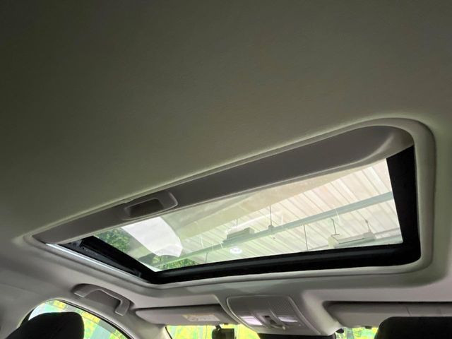 【サンルーフ】開放感たっぷりの希少装備、サンルーフが装着されています!車内に明かりを取り入れたり景色を楽しむ以外にも、車内の空気も簡単に換気できて快適です!