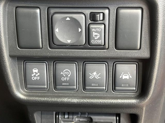 【車線逸脱警報】道路上の白(黄)線を認識し、意図せず走行中の車線からはみ出しそうになった時、メーター内の警告灯とブザーで注意喚起してくれる安心・安全機能です♪