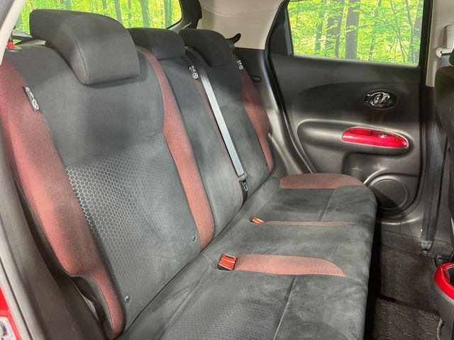 後部座席も気になるようなキズ・汚れやへたり等、大きなダメージはなく、良好な状態です。
