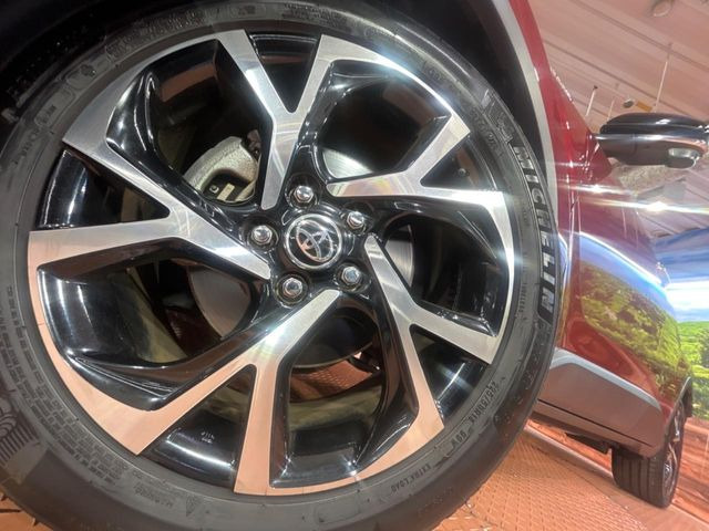 �y����18�C���`�A���~�z�C�[���z�O�ςɃ}�b�`���������A���~�z�C�[���𑕒����Ă���܂��B�e��ЊO�A���~�z�C�[����A�X�^�b�h���X�^�C�����戵�����Ă���܂��B���񂲑��k����������