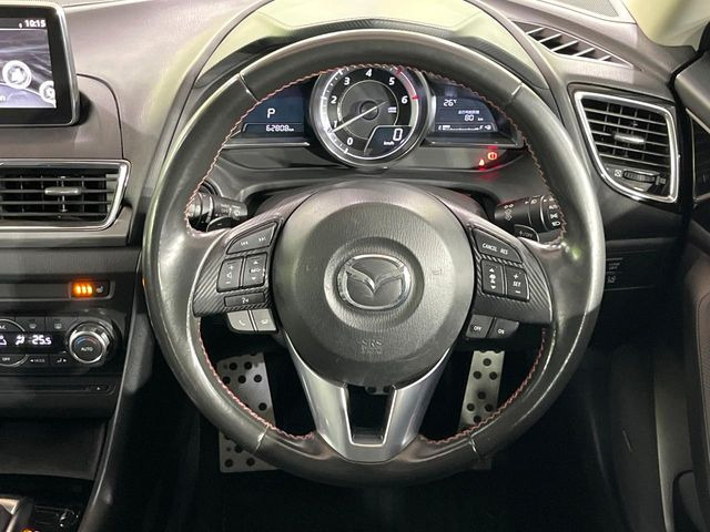 【パドルシフト】ハンドルから手を離さずに素早くシフトアップ&ダウンができるので、エンジンブレーキを使う下り坂や高速道路の合流で加速したい場面で役立ちます。