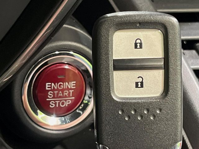 【Hondaスマートキー】カバンやポケットに入れたままでもドアの施錠・解錠が可能なスマートキーを装備。エンジンのオン・オフ時もカギを取り出す必要が無いからとっても便利です♪