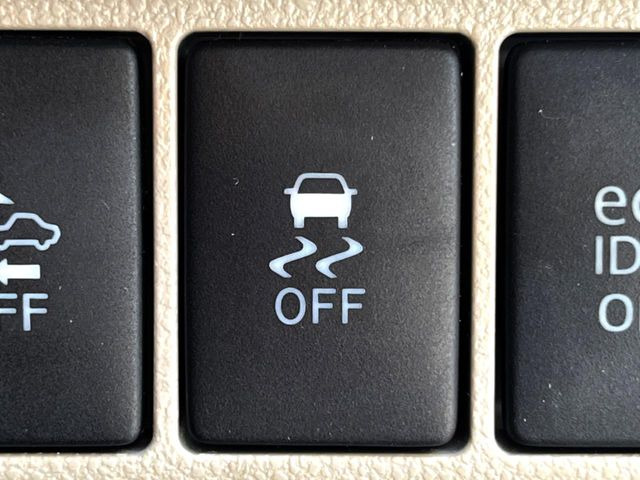 �y������h�~���u�z�ԗ��̉���������m����ƁA�����I�Ɏԗ��̐i�s������ۂ悤�Ɏԗ��𐧌䂵�܂��B�J�̓��ȂǊ���₷���H�ʏ󋵂ł����S�ȉ^�]���\�ł��B