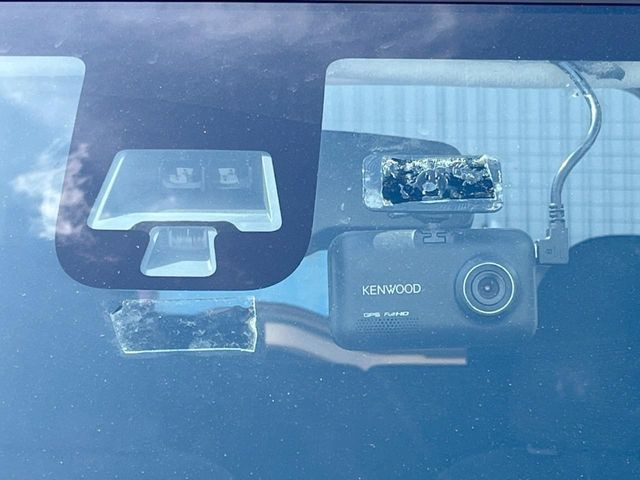 【エマージェンシーブレーキ】走行中に前方の車両等を認識し、衝突しそうな時は警報とブレーキで衝突回避と被害軽減をアシスト。より安全にドライブをお楽しみいただけます。