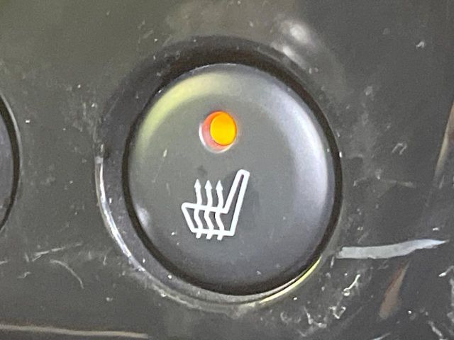 【シートヒーター】寒い日に重宝するシートヒーター!エアコンより早く温まってくれるので寒がりの人も安心ですね♪エアコンの温風は乾燥するから苦手、という方にもをおすすめです。