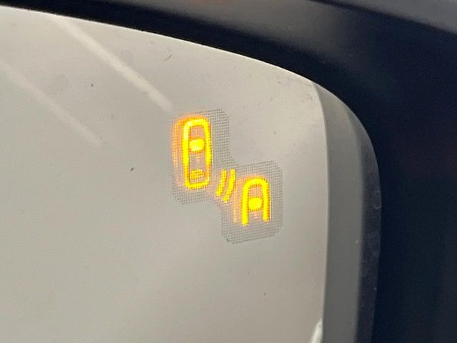 【ブラインドスポットモニタリング】走行中、ドアミラーの死角になりやすい箇所に後続車が接近するとサイドミラー付近に警告を表示、ドライバーに注意喚起をしてくれます。