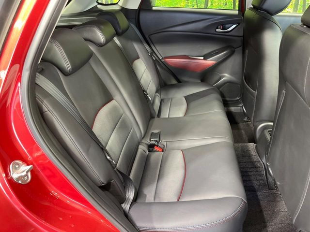 後部座席も気になるようなキズ・汚れやへたり等、大きなダメージはなく、良好な状態です。